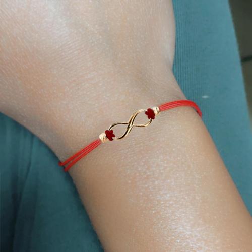 Braccialetto in filo rosso ed elemento infinito in oro 14 carati