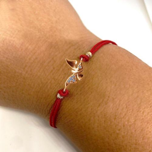 Braccialetto in filo rosso con elemento farfalla d'oro con zirconi B60
