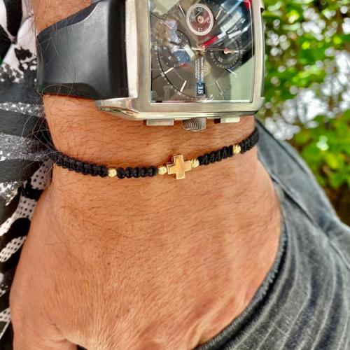 Braccialetto in filo rosso/nero e croce d'oro 14 carati B54CZ